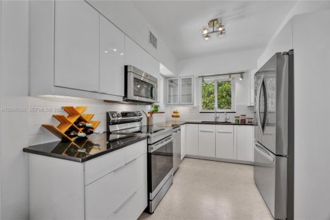 House in South Miami, Florida 3 bedrooms, 153.2 sq.m. № 2073444 - photo 4