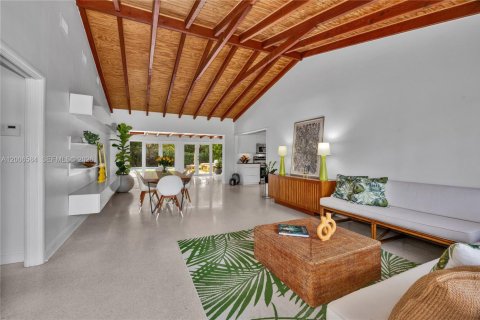 House in South Miami, Florida 3 bedrooms, 153.2 sq.m. № 2073444 - photo 3