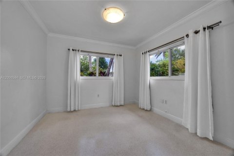 House in South Miami, Florida 3 bedrooms, 153.2 sq.m. № 2073444 - photo 16