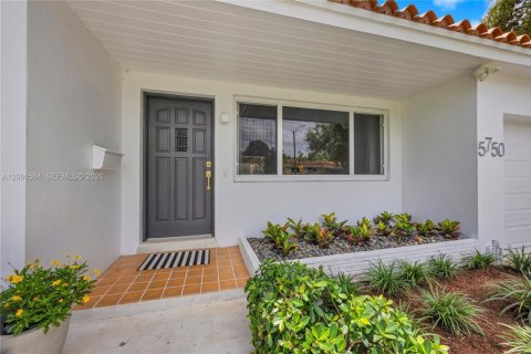 House in South Miami, Florida 3 bedrooms, 153.2 sq.m. № 2073444 - photo 2