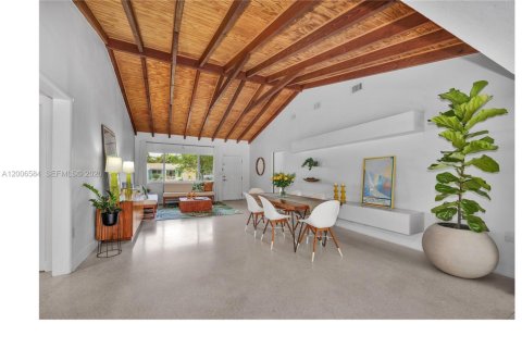 House in South Miami, Florida 3 bedrooms, 153.2 sq.m. № 2073444 - photo 11