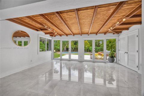 House in South Miami, Florida 3 bedrooms, 153.2 sq.m. № 2073444 - photo 9