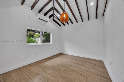 House in South Miami, Florida 3 bedrooms, 153.2 sq.m. № 2073444 - photo 18
