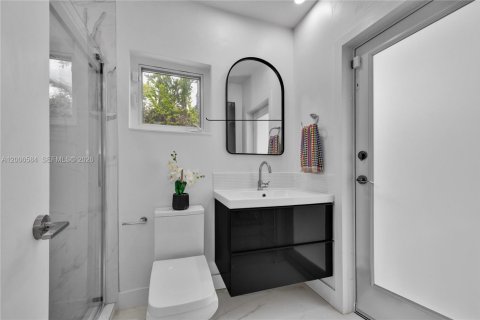 House in South Miami, Florida 3 bedrooms, 153.2 sq.m. № 2073444 - photo 23