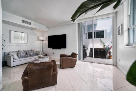 Condo in Miami Beach, Florida, 2 bedrooms  № 2063137 - photo 11