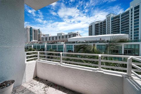 Condo in Miami Beach, Florida, 2 bedrooms  № 2063137 - photo 20