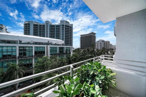 Condo in Miami Beach, Florida, 2 bedrooms  № 2063137 - photo 19