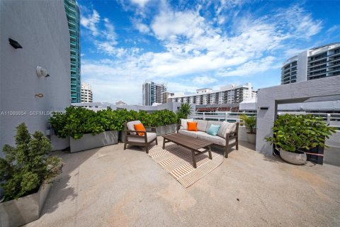 Condo in Miami Beach, Florida, 2 bedrooms  № 2063137 - photo 2