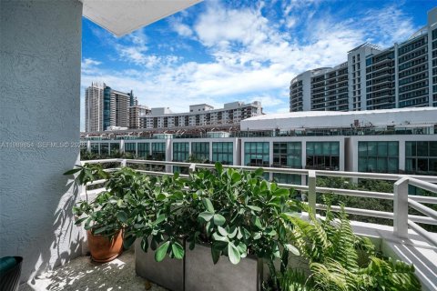 Condo in Miami Beach, Florida, 2 bedrooms  № 2063137 - photo 17