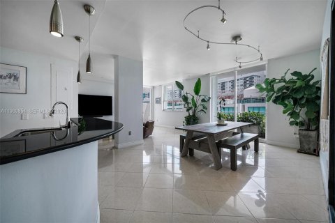 Condo in Miami Beach, Florida, 2 bedrooms  № 2063137 - photo 13