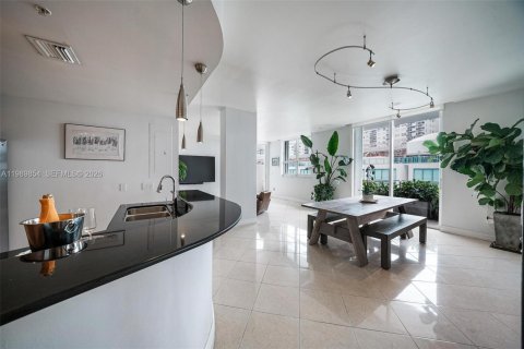 Condo in Miami Beach, Florida, 2 bedrooms  № 2063137 - photo 5