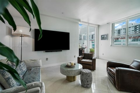 Condo in Miami Beach, Florida, 2 bedrooms  № 2063137 - photo 6