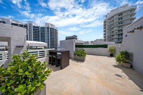 Condo in Miami Beach, Florida, 2 bedrooms  № 2063137 - photo 3