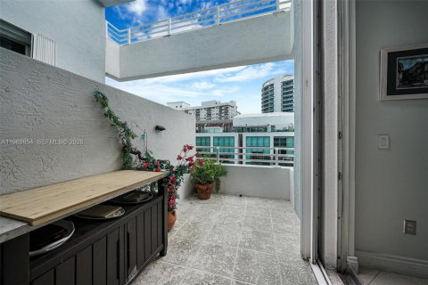 Condo in Miami Beach, Florida, 2 bedrooms  № 2063137 - photo 21