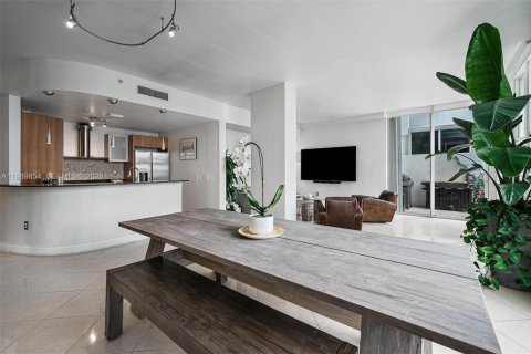 Condo in Miami Beach, Florida, 2 bedrooms  № 2063137 - photo 12