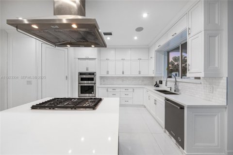 Villa ou maison à vendre à Miami, Floride: 8 chambres, 854.33 m2 № 1982061 - photo 11