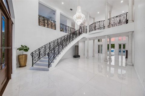 Villa ou maison à vendre à Miami, Floride: 8 chambres, 854.33 m2 № 1982061 - photo 2