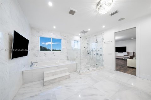 Villa ou maison à vendre à Miami, Floride: 8 chambres, 854.33 m2 № 1982061 - photo 24