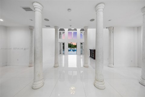 Villa ou maison à vendre à Miami, Floride: 8 chambres, 854.33 m2 № 1982061 - photo 17
