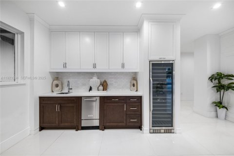 Villa ou maison à vendre à Miami, Floride: 8 chambres, 854.33 m2 № 1982061 - photo 16