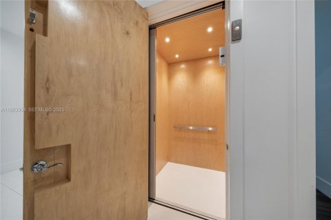 Villa ou maison à vendre à Miami, Floride: 8 chambres, 854.33 m2 № 1982061 - photo 20