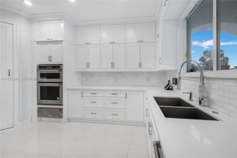 Villa ou maison à vendre à Miami, Floride: 8 chambres, 854.33 m2 № 1982061 - photo 10