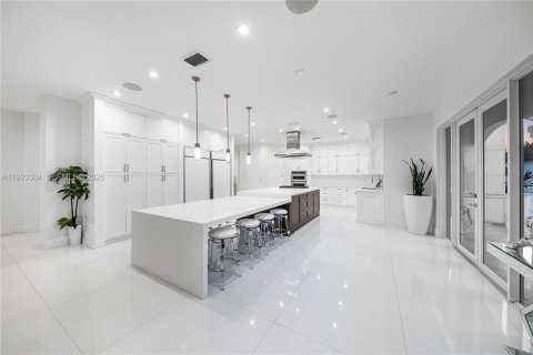 Villa ou maison à vendre à Miami, Floride: 8 chambres, 854.33 m2 № 1982061 - photo 4