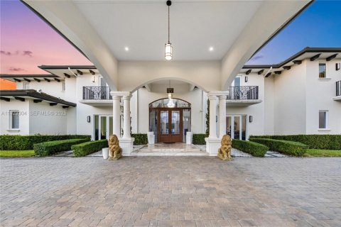 Villa ou maison à vendre à Miami, Floride: 8 chambres, 854.33 m2 № 1982061 - photo 8