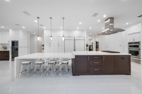 Villa ou maison à vendre à Miami, Floride: 8 chambres, 854.33 m2 № 1982061 - photo 3