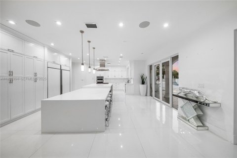 Villa ou maison à vendre à Miami, Floride: 8 chambres, 854.33 m2 № 1982061 - photo 15
