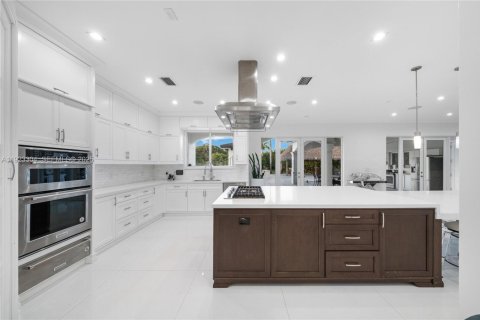 Villa ou maison à vendre à Miami, Floride: 8 chambres, 854.33 m2 № 1982061 - photo 12