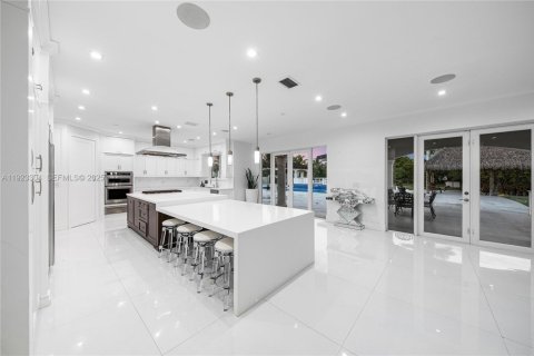 Villa ou maison à vendre à Miami, Floride: 8 chambres, 854.33 m2 № 1982061 - photo 14