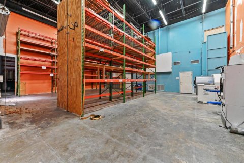 Propiedad comercial en venta en West Palm Beach, Florida № 2158404 - foto 30