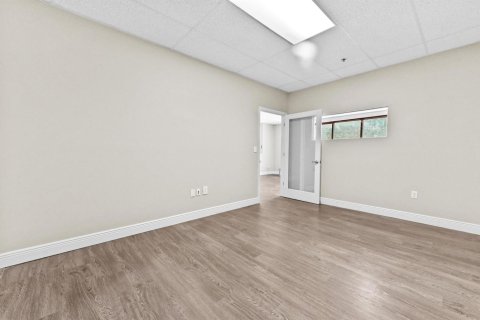 Propiedad comercial en venta en West Palm Beach, Florida № 2158404 - foto 16