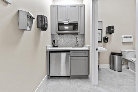 Propiedad comercial en venta en West Palm Beach, Florida № 2158404 - foto 13