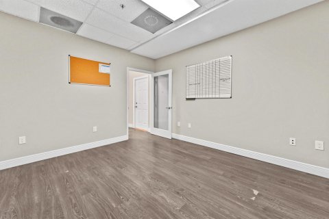 Propiedad comercial en venta en West Palm Beach, Florida № 2158404 - foto 19