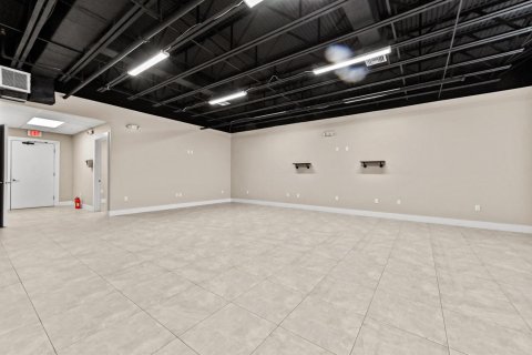 Propiedad comercial en West Palm Beach, Florida № 2158404