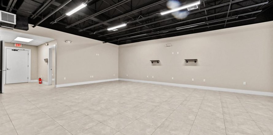 Propiedad comercial en West Palm Beach, Florida № 2158404