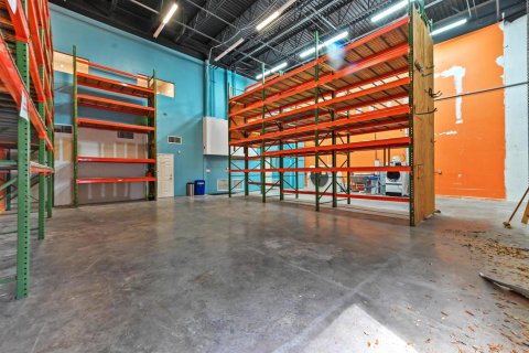 Propiedad comercial en venta en West Palm Beach, Florida № 2158404 - foto 22