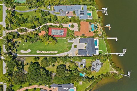 House in Jupiter, Florida 5 bedrooms, 690.64 sq.m. № 492850 - photo 1