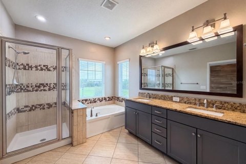 House in Apollo Beach, Florida 3 bedrooms, 200.67 sq.m. № 2203888 - photo 14