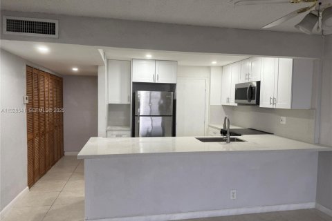 Copropriété à louer à Miami, Floride: 3 chambres, 111.95 m2 № 1987056 - photo 3