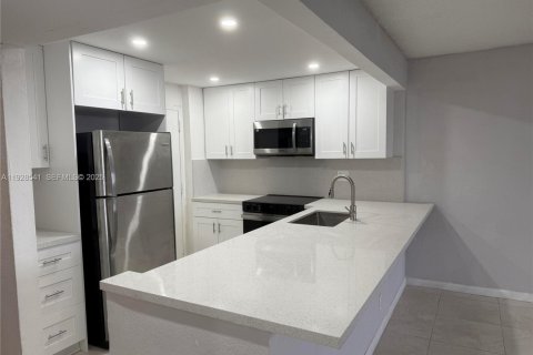 Copropriété à louer à Miami, Floride: 3 chambres, 111.95 m2 № 1987056 - photo 2