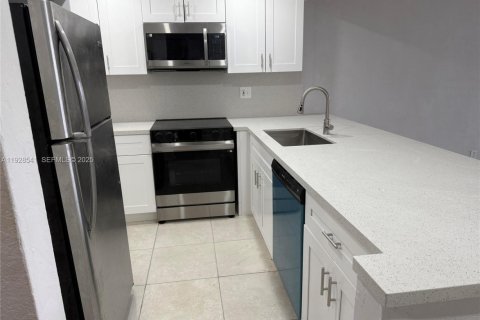 Copropriété à louer à Miami, Floride: 3 chambres, 111.95 m2 № 1987056 - photo 4