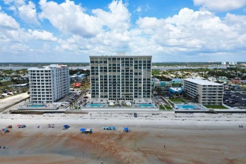Condo in Daytona Beach, Florida, 3 bedrooms  № 2140139 - photo 3