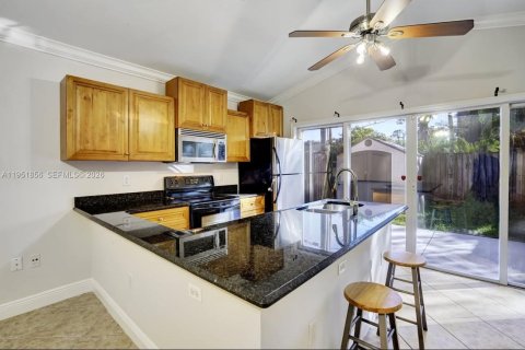 Купить виллу или дом в Лейк-Уорт, Флорида 2 спальни, 80.55м2, № 2006321 - фото 3