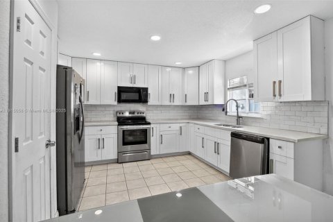 Casa en venta en Fort Lauderdale, Florida, 4 dormitorios, 141.86 m2 № 1970852 - foto 1