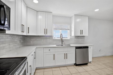 Casa en venta en Fort Lauderdale, Florida, 4 dormitorios, 141.86 m2 № 1970852 - foto 4