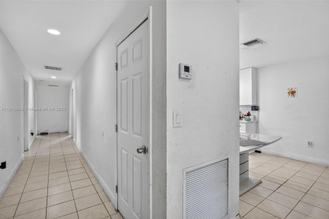 Casa en venta en Fort Lauderdale, Florida, 4 dormitorios, 141.86 m2 № 1970852 - foto 18
