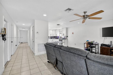 Casa en venta en Fort Lauderdale, Florida, 4 dormitorios, 141.86 m2 № 1970852 - foto 7
